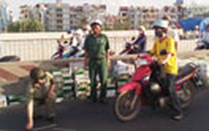 Xe chở bia lật trên dốc cầu Sài Gòn, tài xế nhập viện